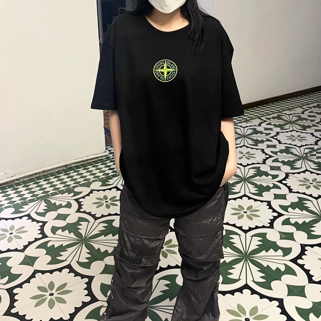 W622#P110💰 [Stone lsland/Stone Island summer new short-sleeved T-shirt with small compass print on the chest] ⚠️[Original creation with high control of details] - Made of 260 grams of combed cotton with 32-count double yarn, soft and comfortable to the touch, sweat-absorbent and breathable. - Simple, basic and versatile style, original quality, the first choice for couples. - Made in a large factory, four needles and five threads on the shoulder, neatly arranged, high quality workmanship. - Same style for men and women. Very versatile, one piece for everyone, details are clearly visible. Color: Black White Size: M L